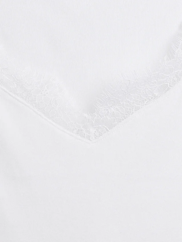 Haut moderne à bordures en dentelle