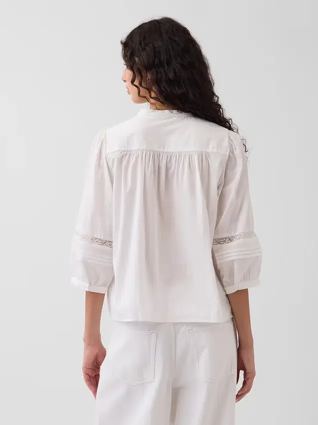 Haut évasé à boutons et bordure en dentelle