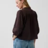 Haut évasé à boutons et bordure en dentelle