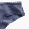 Hipster « cheeky » ultra-doux en coton stretch bio avec bordure en dentelle