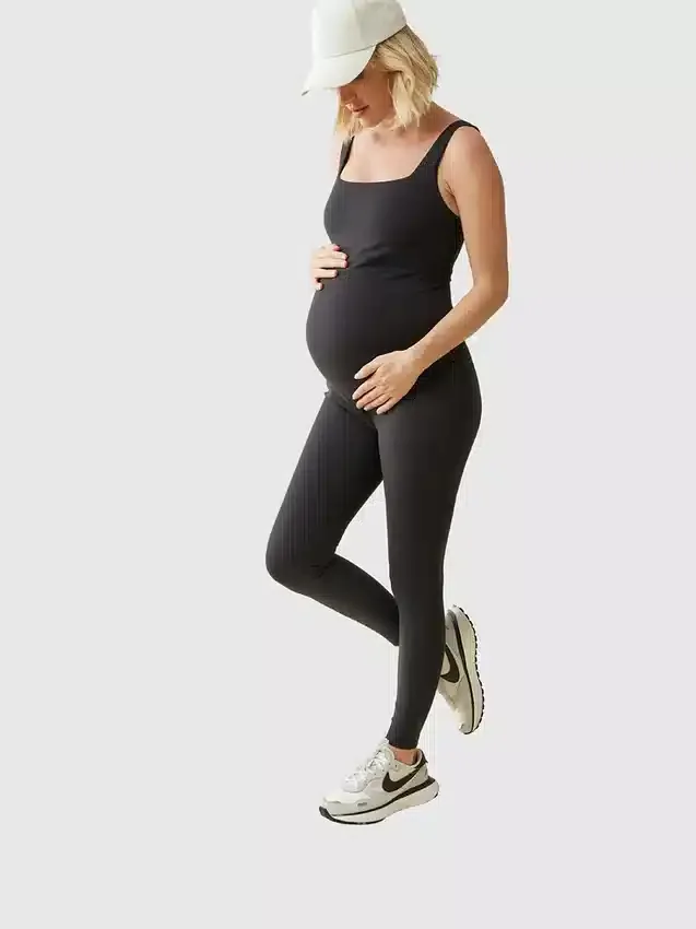 Ingrid et Isabel : combinaison de sport longue noire pour la maternité