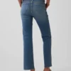 Jean court taille basse, long et ajusté