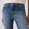 Jean court taille basse, long et ajusté