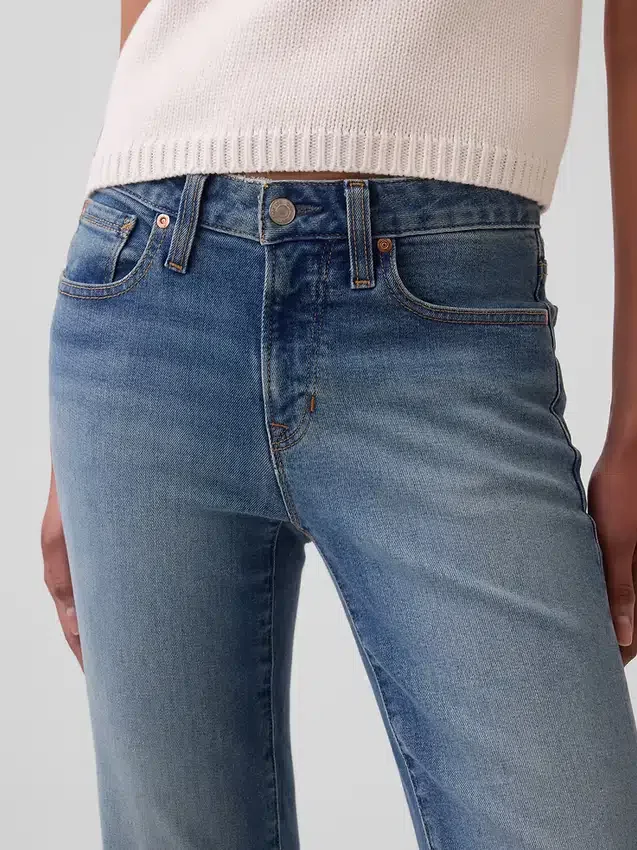 Jean court taille basse, long et ajusté