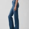 Jeans droit décontracté à taille mi-haute et ourlet fendu