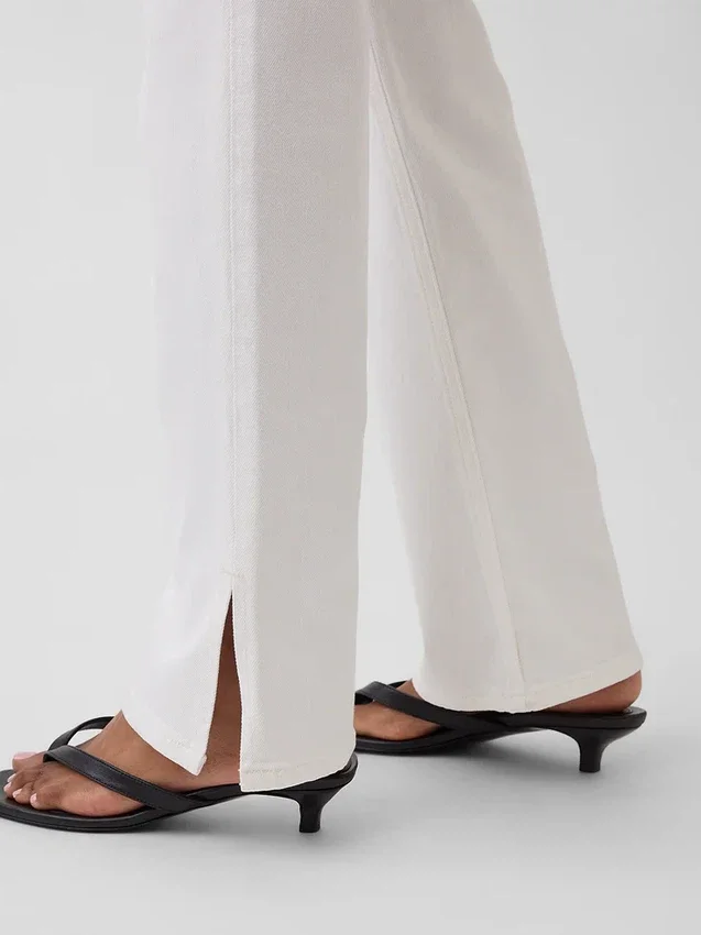 Jeans droit décontracté à taille mi-haute et ourlet fendu