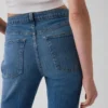 Jeans droit décontracté à taille mi-haute et ourlet fendu