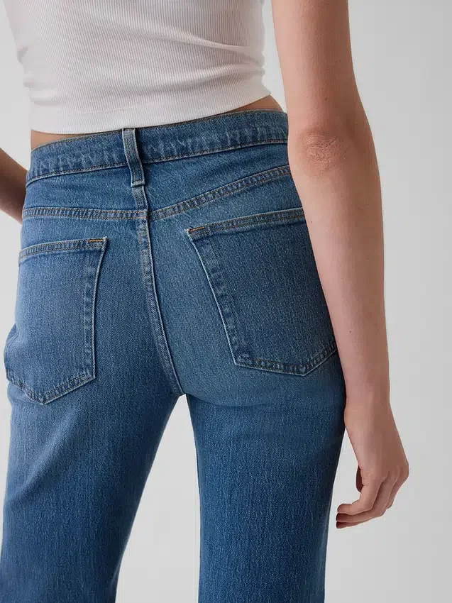 Jeans droit décontracté à taille mi-haute et ourlet fendu