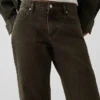 Jeans droit fuselé à taille mi-haute