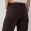 Jeans droit fuselé à taille mi-haute