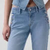 Jeans marin taille basse, long et ajusté