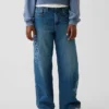 Jeans pour enfant à taille basse, coupe large et motif floral brodé