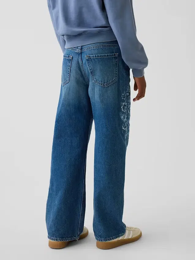Jeans pour enfant à taille basse, coupe large et motif floral brodé