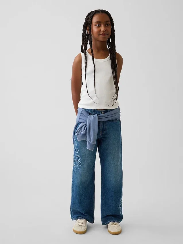 Jeans pour enfant à taille basse, coupe large et motif floral brodé