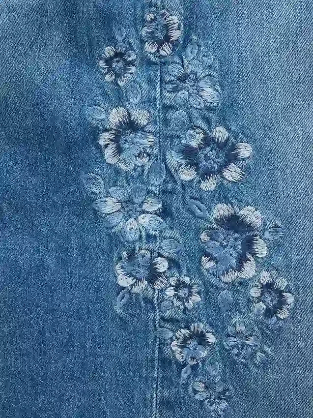 Jeans pour enfant à taille basse, coupe large et motif floral brodé