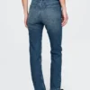 Jeans slim droit taille haute avec ceinture, style années 90