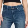 Jeans slim droit taille haute avec ceinture, style années 90