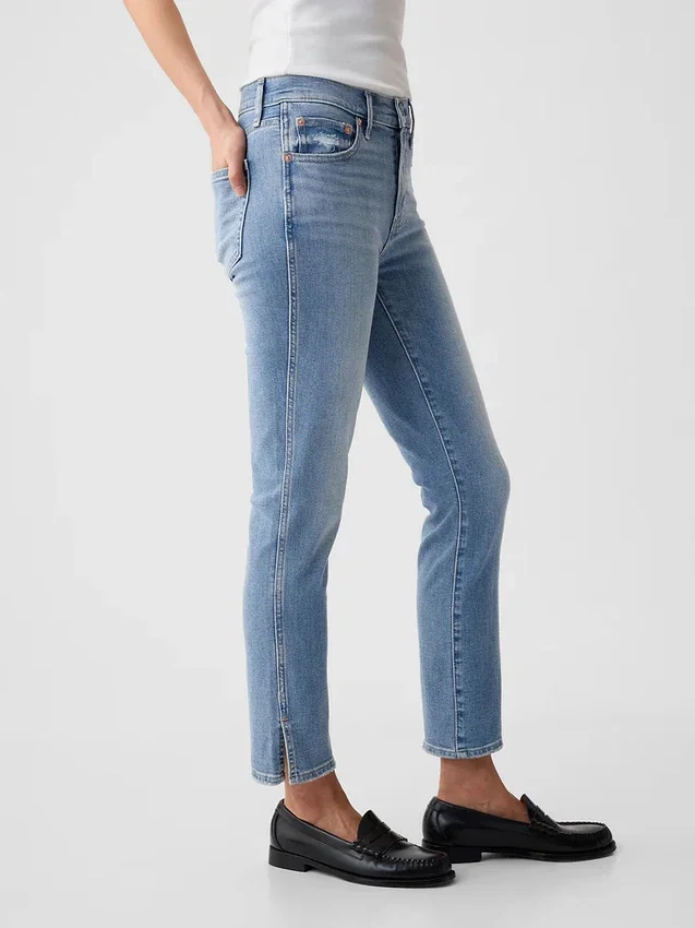 Jeans slim vintage à taille mi-haute et ourlet fendu