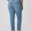 Jeans slim vintage à taille mi-haute et ourlet fendu