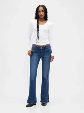 Jeans taille basse, coupe longue et ajustée, avec ourlet fendu