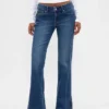 Jeans taille basse, coupe longue et ajustée, avec ourlet fendu