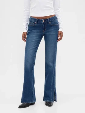 Jeans taille basse, coupe longue et ajustée, avec ourlet fendu