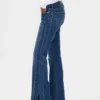 Jeans taille basse, coupe longue et ajustée, avec ourlet fendu