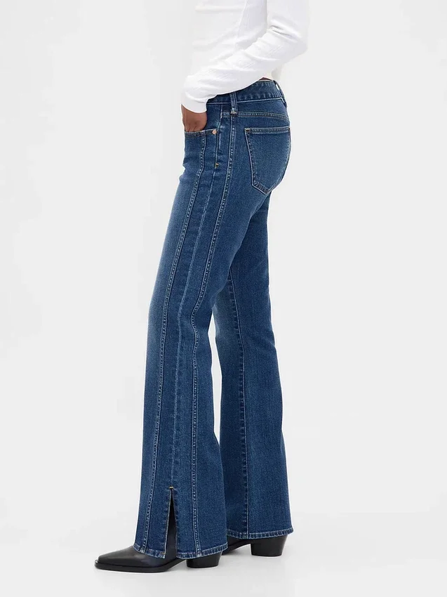 Jeans taille basse, coupe longue et ajustée, avec ourlet fendu