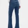 Jeans taille basse, coupe longue et ajustée, avec ourlet fendu