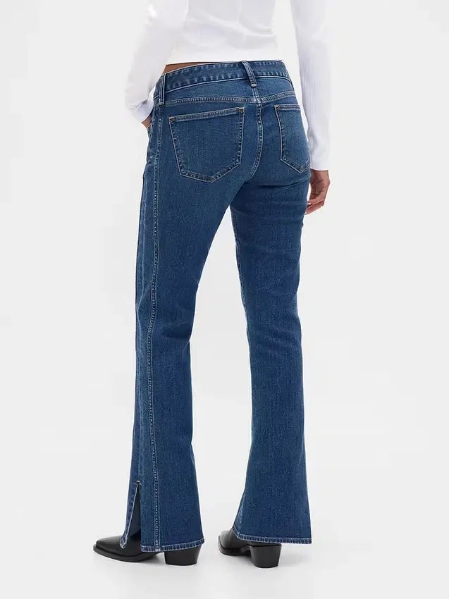 Jeans taille basse, coupe longue et ajustée, avec ourlet fendu