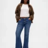 Jeans taille basse, coupe longue et ajustée, avec ourlet fendu