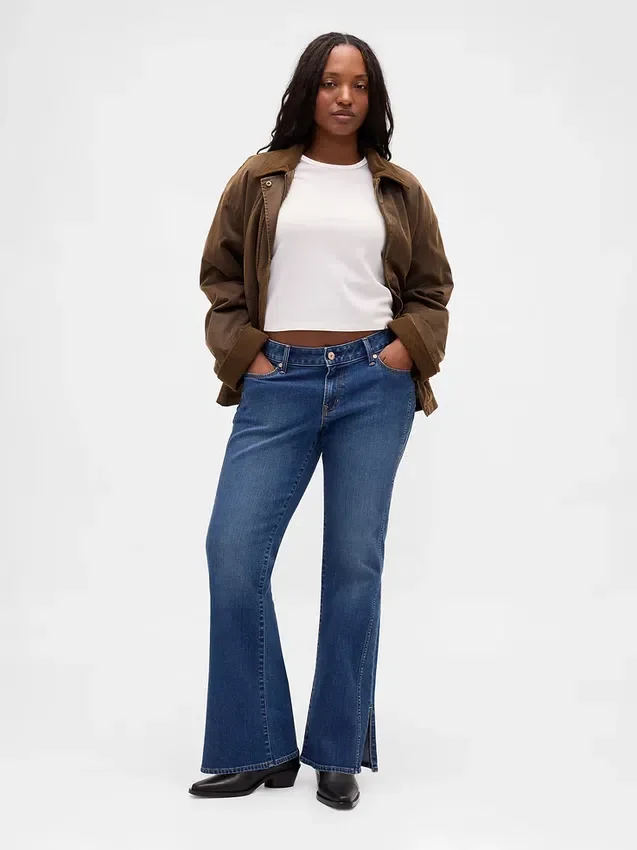 Jeans taille basse, coupe longue et ajustée, avec ourlet fendu