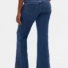 Jeans taille basse, coupe longue et ajustée, avec ourlet fendu