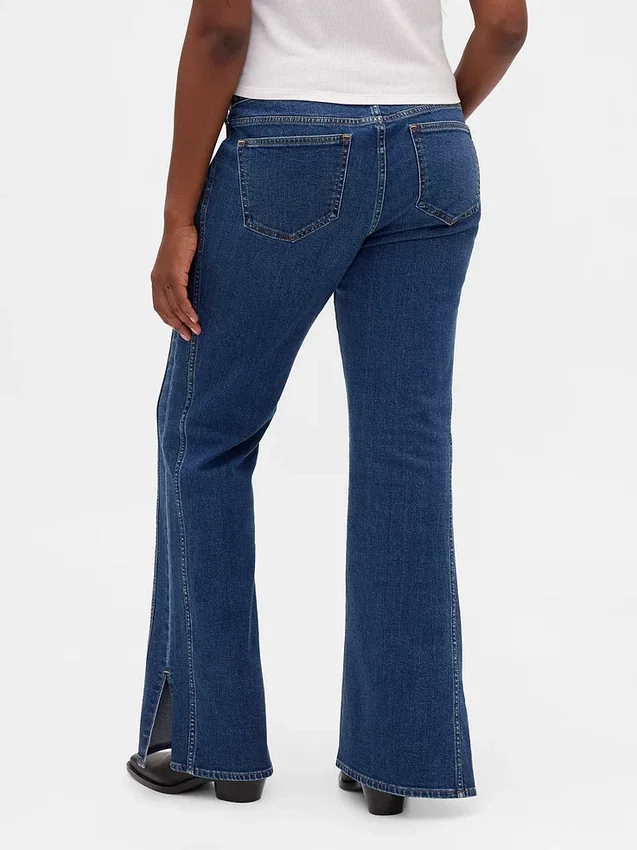 Jeans taille basse, coupe longue et ajustée, avec ourlet fendu