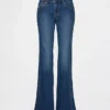 Jeans taille basse, coupe longue et ajustée, avec ourlet fendu