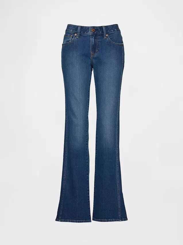 Jeans taille basse, coupe longue et ajustée, avec ourlet fendu