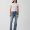 Jeans taille basse, coupe longue et ajustée, avec poches plaquées