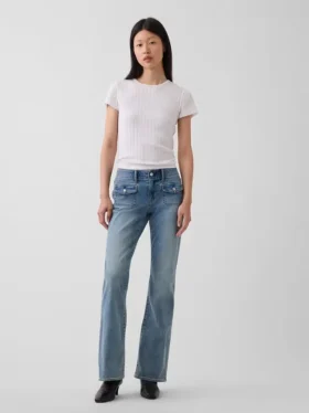 Jeans taille basse, coupe longue et ajustée, avec poches plaquées