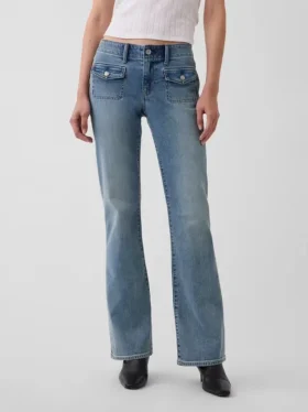 Jeans taille basse, coupe longue et ajustée, avec poches plaquées