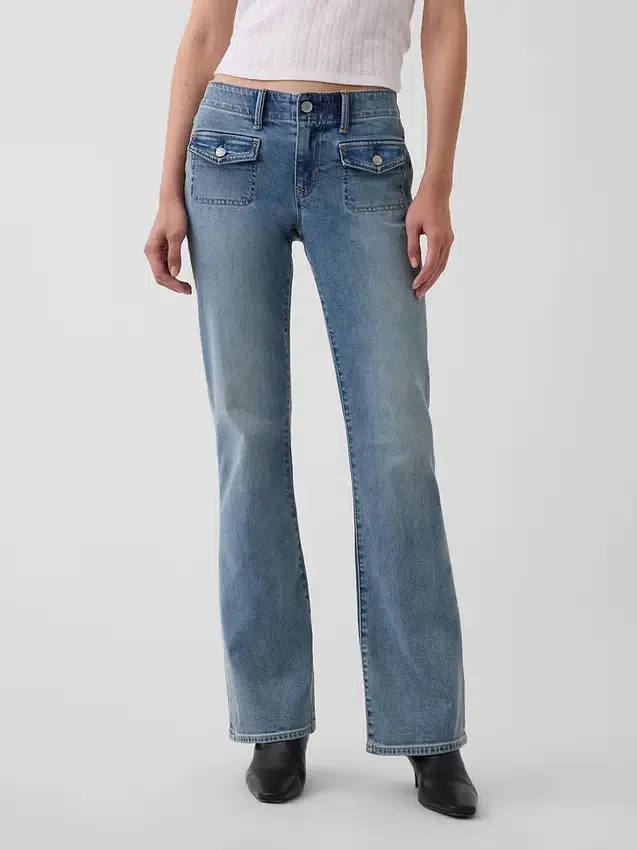 Jeans taille basse, coupe longue et ajustée, avec poches plaquées