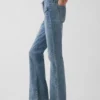 Jeans taille basse, coupe longue et ajustée, avec poches plaquées