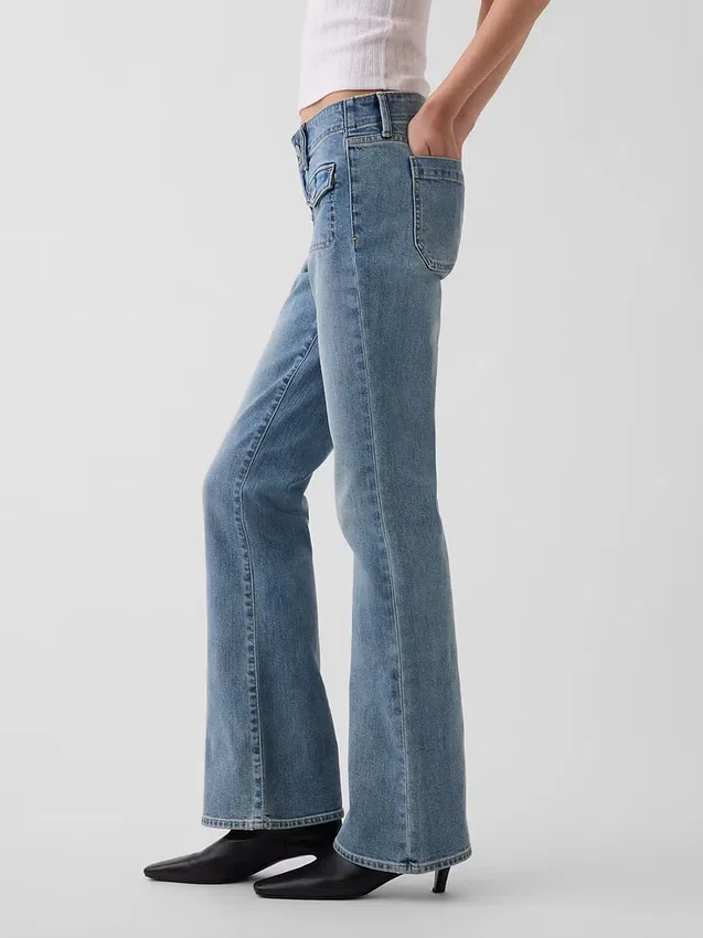 Jeans taille basse, coupe longue et ajustée, avec poches plaquées
