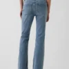 Jeans taille basse, coupe longue et ajustée, avec poches plaquées