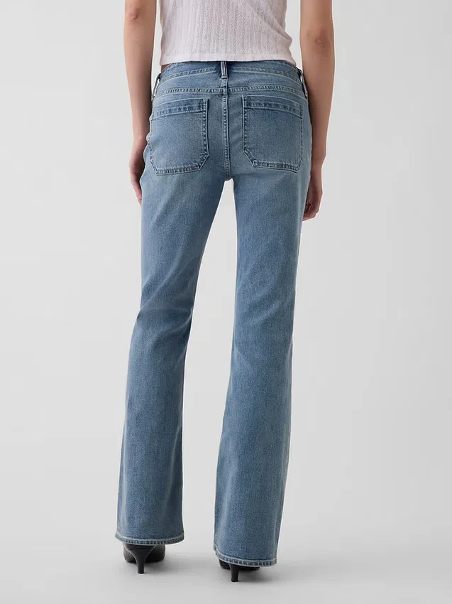 Jeans taille basse, coupe longue et ajustée, avec poches plaquées