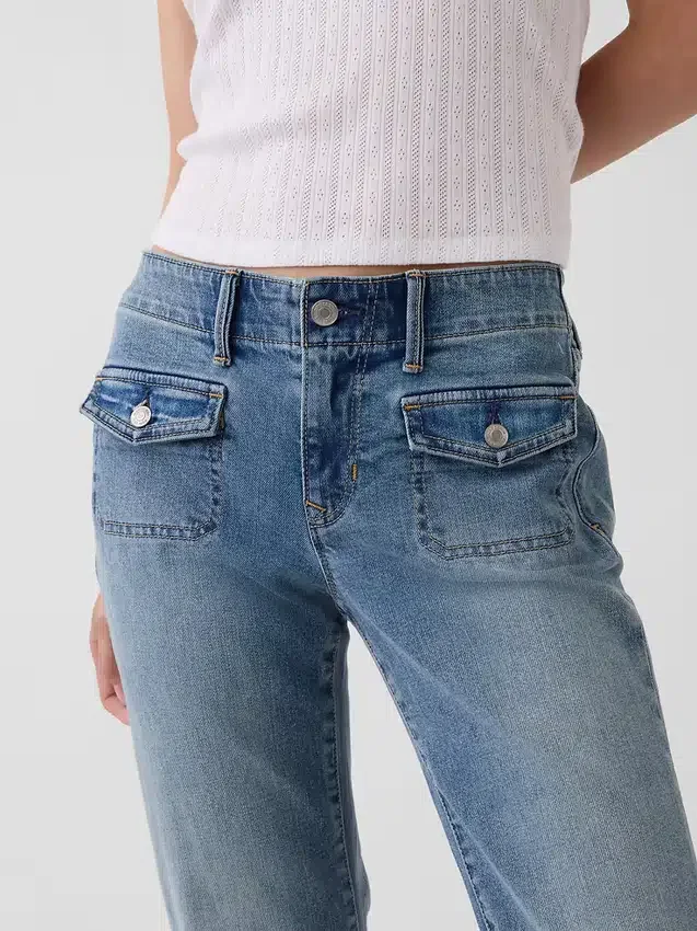 Jeans taille basse, coupe longue et ajustée, avec poches plaquées