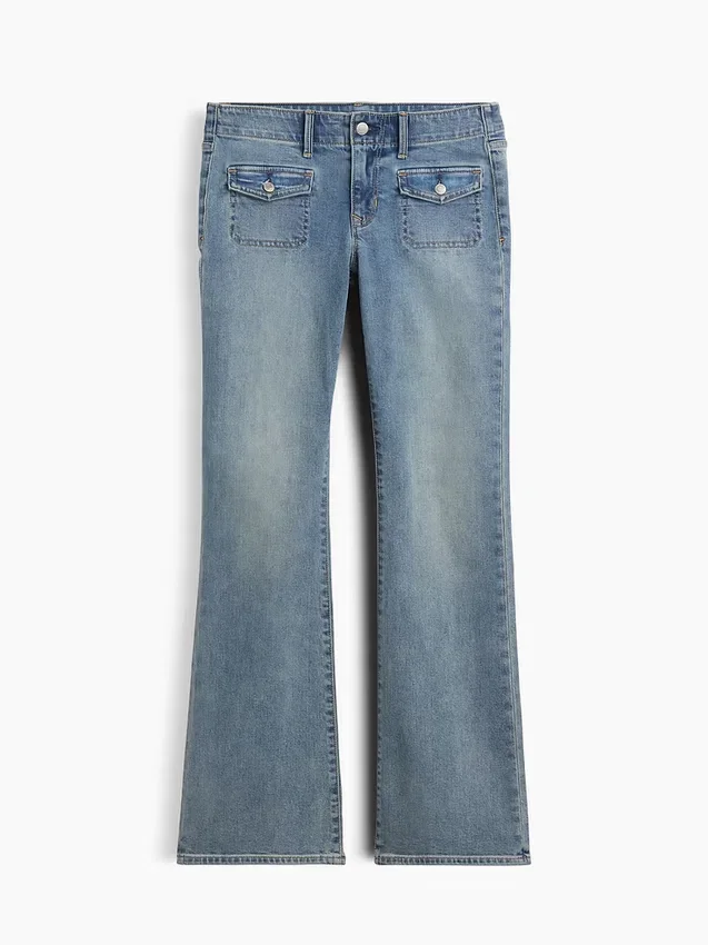 Jeans taille basse, coupe longue et ajustée, avec poches plaquées