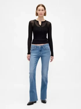 Jeans taille basse, coupe longue et ajustée, ourlet fendu