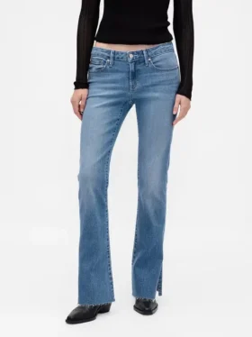 Jeans taille basse, coupe longue et ajustée, ourlet fendu