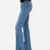 Jeans taille basse, coupe longue et ajustée, ourlet fendu