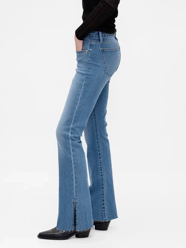 Jeans taille basse, coupe longue et ajustée, ourlet fendu
